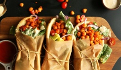 Wrap z paprykową ciecierzycą i awokado
