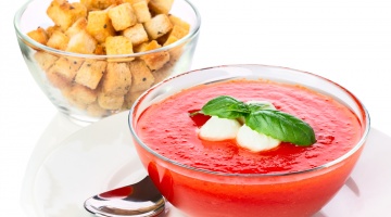 Krem z pomidorów z mozzarellą "light" i bazylią