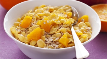 Jogurt 2% z płatkami, pomarańczą i orzechami