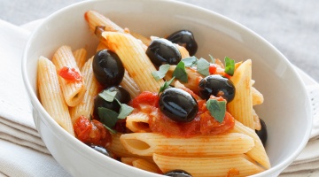 Makaron penne z sosem, oliwkami i bazylią