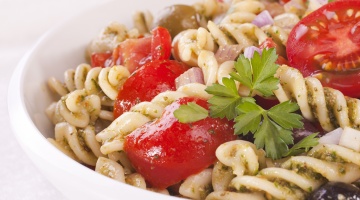 Makaron świderki z pesto i pomidorem