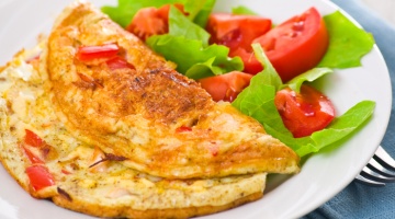 Omlet ze szczypiorkiem i pomidorem