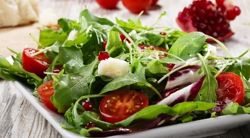 Rukola z pomidorkami, parmezanem i octem balsamicznym