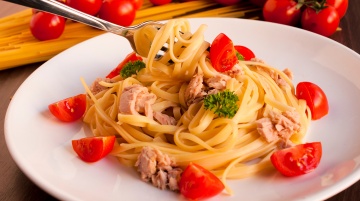 Spaghetti z tuńczykiem i pomidorkami
