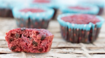 Buraczane muffiny z malinami