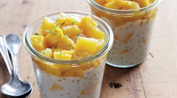Duży pudding z tapioki, kokosem i mango