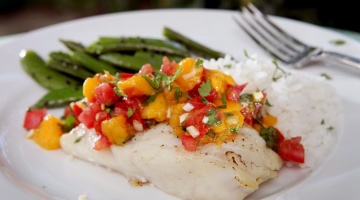 Pieczony halibut z salsą z mango