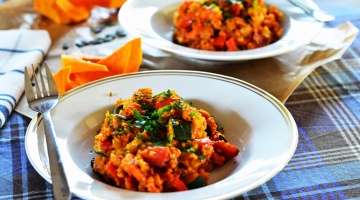 Kasza jaglana z paprykowo-orzechowym pesto i cukinią