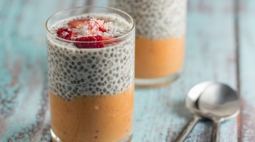 Pudding z nasion chia z musem z mango i truskawkami