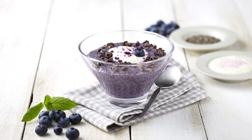 Pudding z nasion chia o smaku czarnej porzeczki
