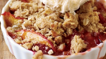 Małe crumble ze śliwkami pod jaglaną kruszonką