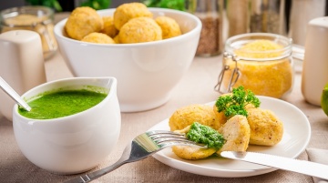 Klopsiki z dorsza i kaszy kukurydzianej z dipem pietruszkowo-limonkowym