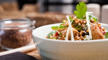 Orientalne stir-fry z indykiem, szparagami i kaszą gryczaną