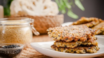 Pieczone kotleciki z kalafiora i kaszy jaglanej z czarnuszką