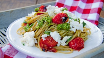 Spaghetti z pietruszkowym pesto, pieczonymi pomidorami i ricottą